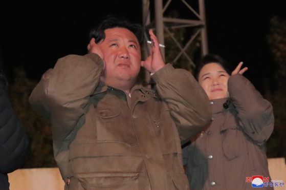 북한의 퍼스트레이디인 리설주가 김정은 국무위원장이 직접 지도한 북한군의 대규모 무력시위 현장에 모습을 드러냈다. (출처=조선중앙통신)