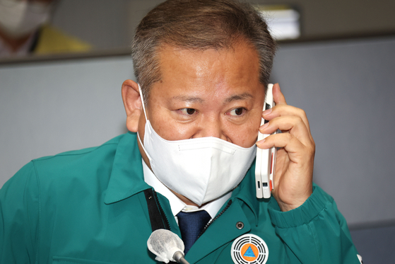 이상민 행정안전부 장관이 1일 정부서울청사 중앙재난안전대책본부 상황실에서 열린 이태원 사고 중대본 회의에 참석, 어딘가와 통화하고 있다. 〈사진=연합뉴스〉