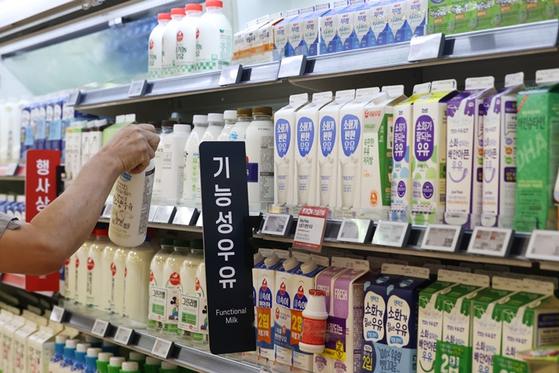 서울의 한 대형마트에 진열된 우유. 〈사진-연합뉴스〉