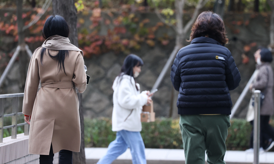 지난 3일 서울 광화문광장 일대에 시민들이 두꺼운 옷차림으로 발걸음을 재촉하고 있다. 〈사진=연합뉴스〉