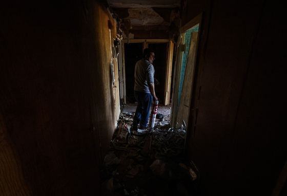 우크라이나의 수도 키이우에 위치한 아파트에서 이 집의 주인인 세레메트 올렉 씨가 폐허처럼 변한 집안을 공개하며 당시 상황을 설명하고 있다. (사진=연합뉴스)