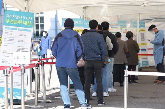 서울역광장에 마련된 코로나19 임시선별검사소. 〈사진-연합뉴스〉