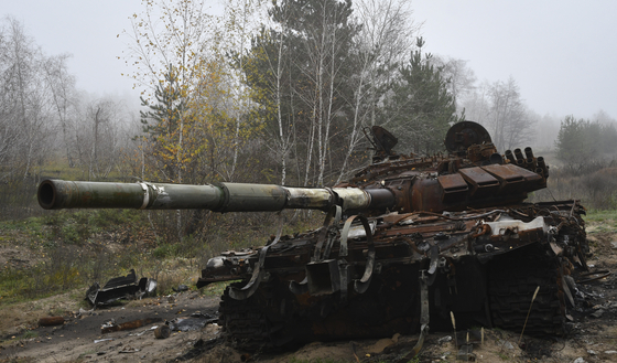 현지시간 9일 우크라이나 얌필 마을 근처에서 촬영된 파괴된 러시아 전차 모습. 〈사진=AP 연합뉴스〉