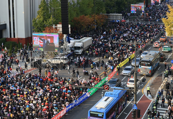 지난달 22일 오후 서울 시청역 일대가 대규모 집회로 일부 구간 교통 정체를 빚고 있다. 〈사진-연합뉴스〉