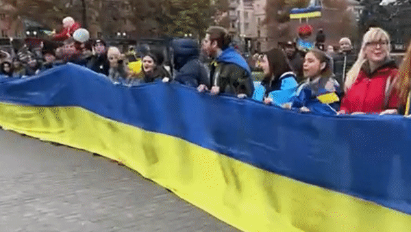 현지시간 12일 우크라이나 남부 헤르손 주민들이 영토 수복을 축하하고 있다. 〈영상=CNN〉