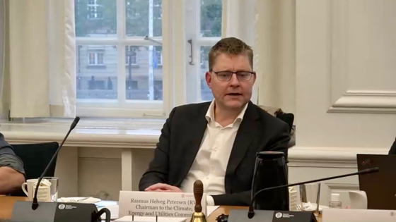 라스무스 헬비 피터슨 덴마크 국회 기후에너지유틸리티위원회 위원장이 정의로운 전환에 대해 발언하고 있다.