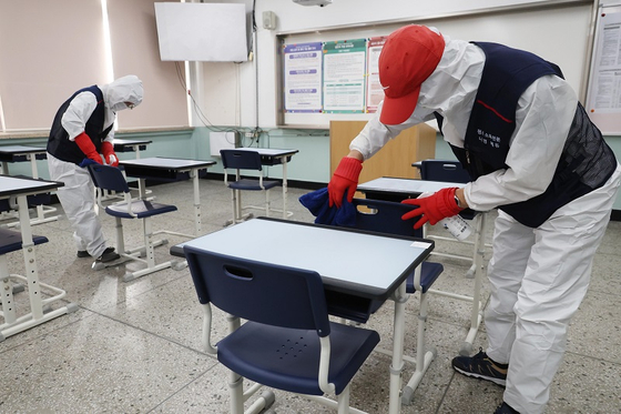 대학수학능력시험을 하루 앞둔 16일 오후 서울 송파구 잠실고등학교에서 방역업체 관계자들이 시험장 방역을 하고 있다. 〈사진=공동취재단〉