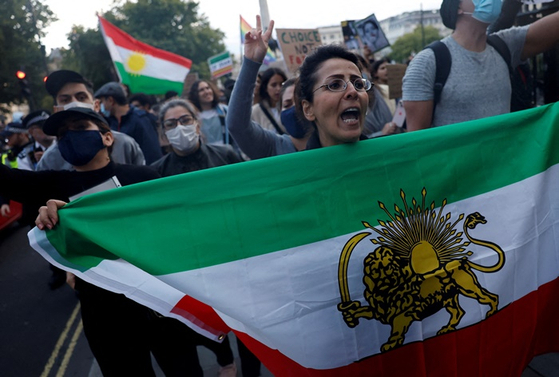 영국 런던에서 이란 정부를 규탄하는 연대시위를 벌이는 시민들 모습. 〈사진=로이터 연합뉴스〉