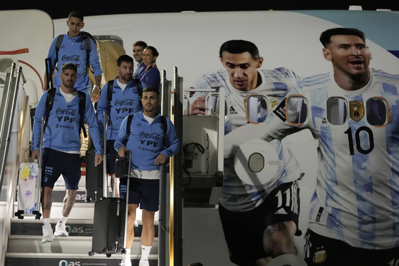 2022 카타르 월드컵이 열리는 수도 도하에 도착한 아르헨티나 대표팀. 〈사진=AP 연합뉴스〉
