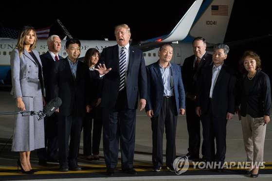 마이크 폼페이오 전 미국 국무장관이 방북한 뒤 한국계 미국인 3명이 2018년 5월 석방됐다. 도널드 트럼프 전 대통령이 미국 워싱턴DC 인근 공군 기지에 도착한 이들을 마중 나갔을 당시. 오른쪽에서 두 번째가 김학송 선교사다. 〈사진=연합뉴스〉