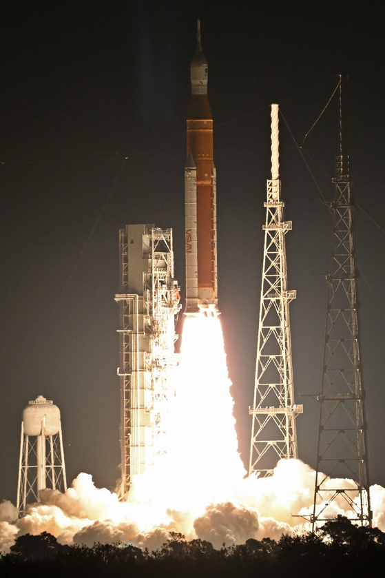 현지 시간 지난 16일 미국 플로리다주 케네디우주센터에서 미 항공우주국의 유인 달 탐사 프로그램 '아르테미스 1호' 임무 수행을 위한 로켓이 발사되고 있다. 〈사진=로이터〉 
