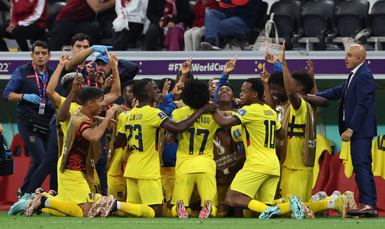 20일 오후(현지시간) 카타르 알코르 알바이트 스타디움에서 열린 2022 카타르 월드컵 개막전 카다르 대 에콰도르 경기.      에콰도르 에네르 발렌시아가 두번째 골을 성공시킨 뒤 동료들과 기쁨을 나누고 있다. 〈사진=연합뉴스〉