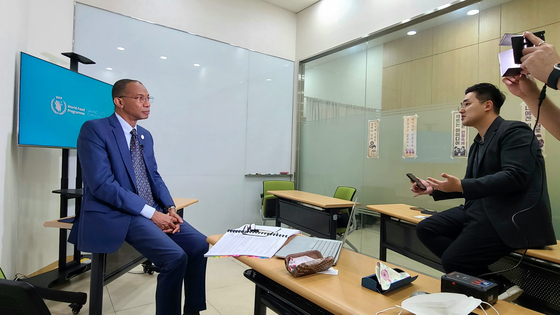 크리스 니코이 유엔 세계식량계획 서아프리카 본부장이 JTBC와의 인터뷰에서 지역내 기후위기 심각성에 대해 이야기하고 있다.