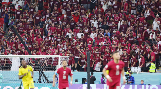 현지시간 20일 카타르 알코르 알바이트 스타디움에서 열린 2022 카타르 월드컵 카타르와 에콰도르의 개막전 경기에서 카타르가 0-2로 끌려가자 카타르 팬들이 낙담하며 경기를 지켜보고 있다. 〈사진=연합뉴스〉