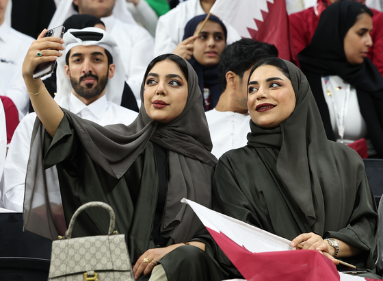 현지시간 20일 카타르 알코르 알바이트 스타디움에서 열린 2022 카타르 월드컵 개막식에 앞서 관중이 휴대전화 카메라로 사진을 찍고 있다. 〈사진=연합뉴스〉