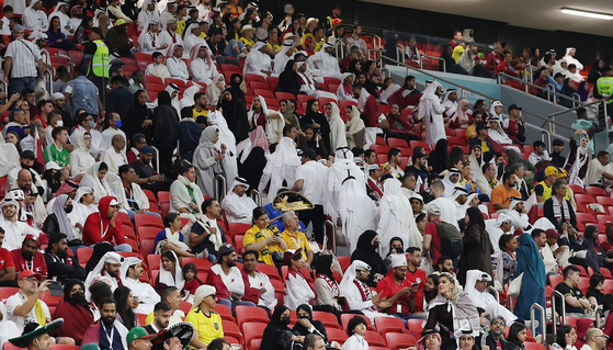 현지시간 20일 카타르 알코르 알바이트 스타디움에서 열린 2022 카타르 월드컵 카타르와 에콰도르의 개막전 경기에서 카타르가 0-2으로 패색이 짙어지자 카타르 팬들이 경기장을 나서고 있다. 〈사진=연합뉴스〉