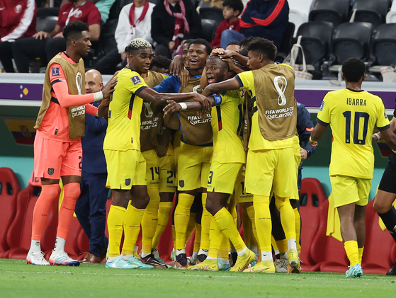 현지시간 20일 카타르 알코르 알바이트 스타디움에서 열린 2022 카타르 월드컵 카타르와 에콰도르의 개막전 경기에서 에콰도르 에네르 발렌시아(13번)가 두번째 골을 성공시킨 뒤 동료들과 기뻐하고 있다. 〈사진=연합뉴스〉