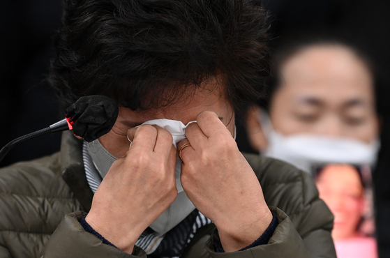 이태원 참사 유가족들이 22일 오전 서울 서초구 민주사회를 위한 변호사모임(민변)에서 열린 입장발표 기자회견에서 발언 중 눈물을 흘리고 있다. 〈사진=공동취재〉