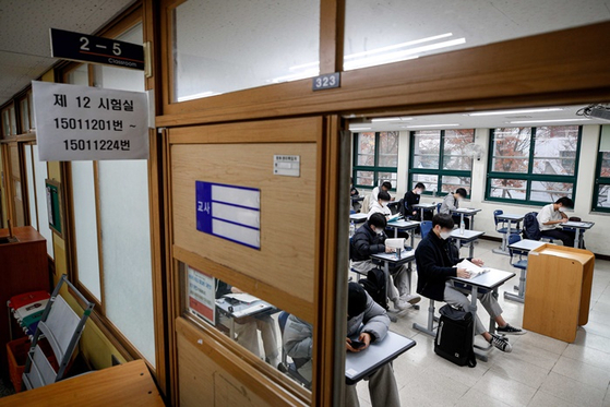 2023학년도 대학수학능력시험일인 지난 17일 서울 종로구 경복고등학교에 마련된 시험장에서 수험생들이 시험 시작을 기다리는 모습. 〈사진-사진공동취재단〉
