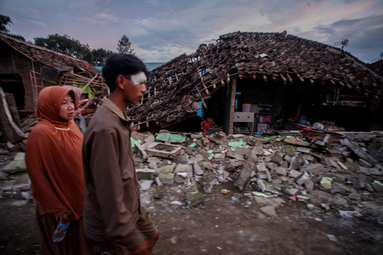 21일(현지시간) 인도네시아 서자바주 치안주르에서 발생한 지진으로 건물이 무너진 모습. 〈사진=로이터 연합뉴스〉