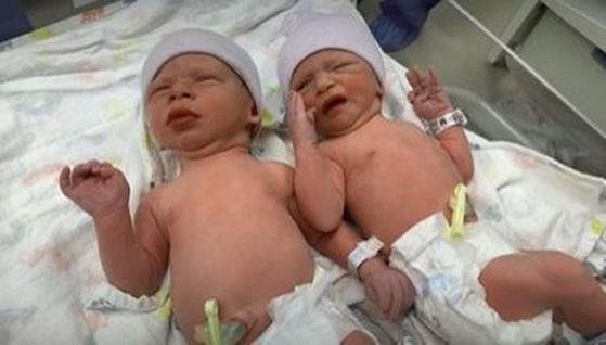 30년 동안 냉동 보관된 배아에서 태어난 쌍둥이. 〈사진-CNN 영상 캡처〉