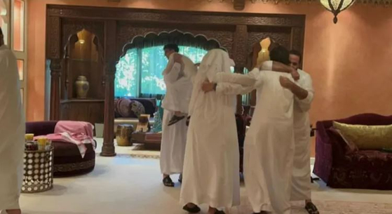 빈살만 사우디아라비아 왕세자가 아르헨티나를 크게 이기자 가족들과 얼싸 안고 기쁨을 나눴다. 〈사진=빈살만 왕세자 인스타그램 캡처〉
