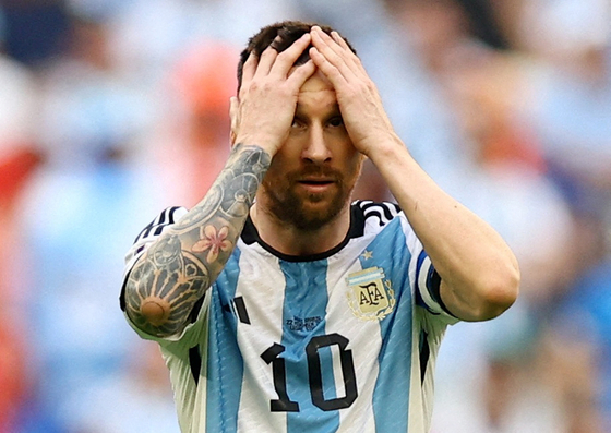 메시가 월드컵 1차전에서 패한 뒤 머리를 감싸 쥐고 있다.