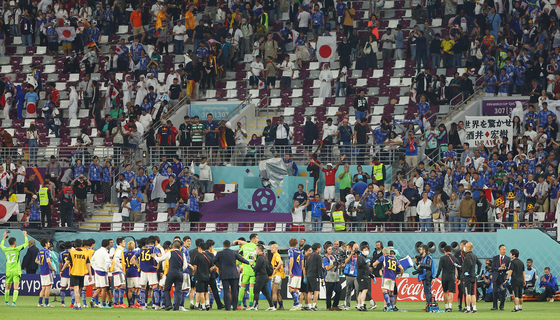 23일 오후(현지시간) 카타르 알라이얀의 할리파 인터내셔널 스타디움에서 열린 2022 카타르 월드컵 조별리그 E조 독일과 일본의 경기가 2-1 일본 승리로 끝난 뒤 일본 선수들이 팬들에게 인사하고 있다. (사진=연합뉴스)