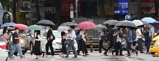 우산 쓴 시민들 〈사진=연합뉴스〉