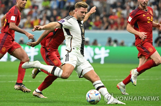독일과 스페인은 카타르 월드컵 조별리그 E조 2번째 경기에서 1대 1로 비겼다. 동점골을 넣은 독일의 니클라스 퓔크루크가 공을 차기 직전 모습. 〈사진=AFP 연합뉴스〉