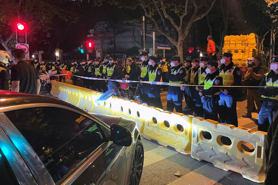 중국 당국의 코로나19 봉쇄 정책에 반발해 시위에 나선 주민들과 그를 막아서는 경찰. 〈사진=로이터 연합뉴스〉
