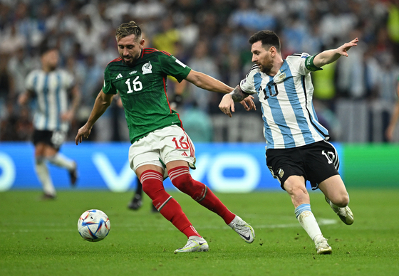 경기에 임하고 있는 아르헨티나 소속 리오넬 메시(오른쪽). 〈사진=로이터 연합뉴스〉