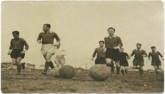 1954년 스위스 월드컵 당시 훈련하고 있는 한국 대표팀 [출처: 연합뉴스]