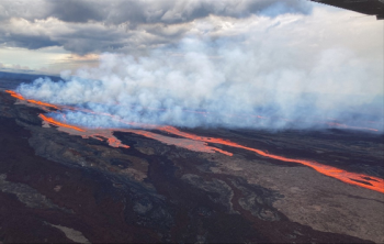 세계 최대 활화산, 38년 만에 용암 분출 …하와이 주민들에 대피 경고