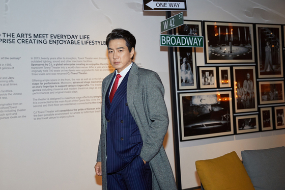 지난 5일 개막한 뮤지컬 '브로드웨이 42번가'를 통해 관객들과 만나고 있는 배우 송일국이 매체 인터뷰를 진행했다. 〈사진=씨제스〉