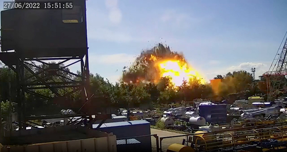 지난 6월 28일 우크라이나 폴타바 크레멘추크 한 쇼핑몰에 러시아 미사일이 떨어져 폭발하고 있다. 〈사진=볼로디미르 젤렌스키 우크라이나 대통령 텔레그램 캡처〉
