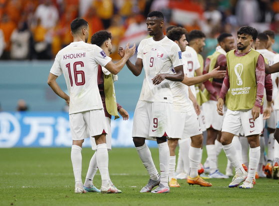 현지시간 29일 카타르 알코르의 알바이트 스타디움에서 열린 네덜란드와 카타르의 월드컵 A조 3차전 경기에서 패배한 카타르 선수들이 아쉬워하고 있다. 〈사진=로이터 연합뉴스〉