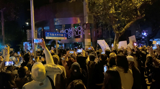 중국 정부의 코로나19 봉쇄 정책에 항의하는 시위를 위해 모인 상하이 지역 시민들. 〈사진=로이터 연합뉴스〉
