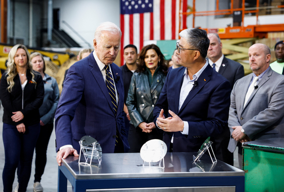 현지시간 29일 조 바이든 미국 대통령과 SK실트론CSS 지안웨이 동 최고경영자(CEO)가 미국 미시간주 베이시티에 있는 SK실트론CSS 공장을 둘러보고 있다. 〈사진=로이터 연합뉴스〉