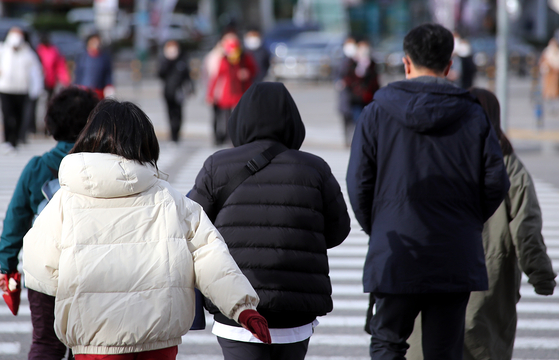 지난달 30일 오전 부산 도시철도 동래역 앞에서 두꺼운 외투를 입은 시민들이 서둘러 길을 건너고 있다. 〈사진=연합뉴스〉