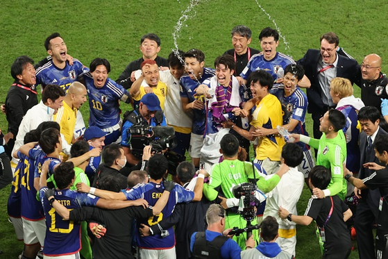 현지시간 1일 카타르 칼리파 인터내셔널 스타디움에서 열린 2022 카타르 월드컵 조별리그 E조 3차전에서 스페인을 누르고 조 1위로 16강에 진출한 일본 선수들이 환호하는 모습. 〈사진-연합뉴스〉 