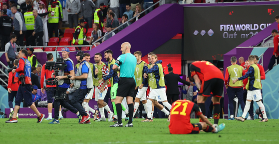 한국 시간으로 2일 크로아티아와 벨기에의 카타르 월드컵 조별리그 최종전이 끝난 뒤 크로아티아 선수들은 16강 진출이 확정돼 기뻐하고 있는 반면(왼쪽), 16강에 오르지 못한 벨기에 선수들은 아쉬워하고 있다. 〈사진=연합뉴스〉