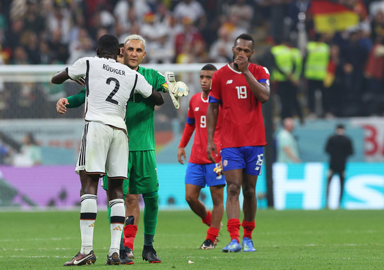 현지시간 1일 카타르 알코르 알바이트 스타디움에서 열린 2022 카타르 월드컵 조별리그 E조 3차전 독일과 코스타리카의 경기가 끝난 뒤 양 팀 선수들이 아쉬워하고 있다. 독일과 코스타리카는 각각 조 3위와 4위를 기록해 16강에 오르지 못했다. 〈사진=연합뉴스〉