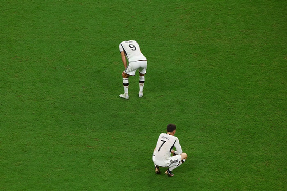 코스타리카와의 경기 후 16강 진출에 실패한 독일 선수들이 아쉬워하는 모습. 〈사진-로이터·연합뉴스〉