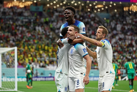 한국시간으로 오늘(5일) 2022 카타르 월드컵 16강전 잉글랜드와 세네갈 경기에서 잉글랜드의 조던 헨더슨이 선제골을 넣고 기뻐하는 모습. 〈사진-로이터·연합뉴스〉