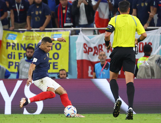 5일(한국시간) 카타르 도하 앗수마마 스타디움에서 열린 2022 카타르 월드컵 16강전 프랑스와 폴란드의 경기. 프랑스 킬리안 음바페가 득점에 성공하고 있다. (사진=연합뉴스)