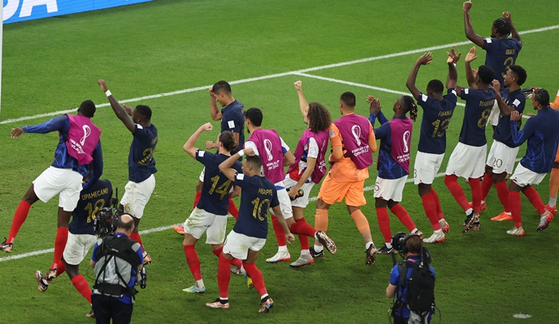 한국시간으로 오늘(5일) 2022 카타르 월드컵 16강전 프랑스와 폴란드 경기에서 프랑스 선수들이 3-1 승리를 거두고 기뻐하는 모습. 〈사진-연합뉴스〉 