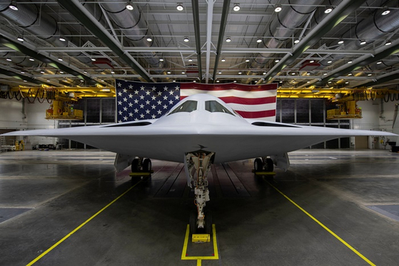 미국이 현지시간 2일 캘리포니아주 팜데일의 노스럽 그러먼 공장 격납고에서 차세대 스텔스 전략 폭격기 'B-21'를 공개한 모습. 〈사진-로이터?연합뉴스〉 