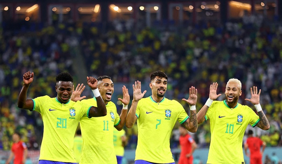 브라질의 네이마르가 골을 넣고 다른 선수들과 함께 기뻐하는 모습. 〈사진-로이터·연합뉴스〉