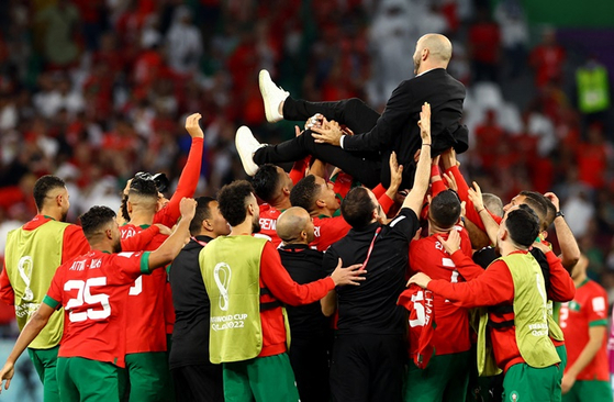 한국시간으로 오늘(7일) 2022 카타르 월드컵 16강전 모로코와 스페인 경기에서 모로코 선수들이 8강에 진출해 기뻐하는 모습. 〈사진-로이터·연합뉴스〉 